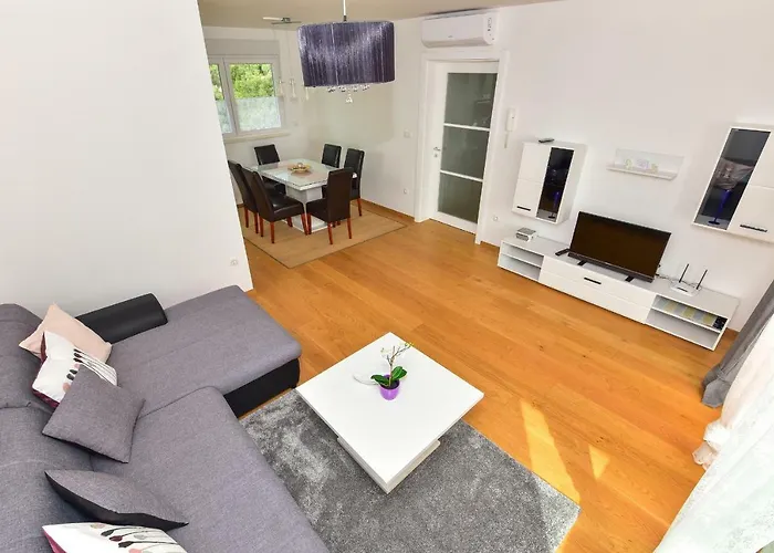 Evelin 4* Макарска